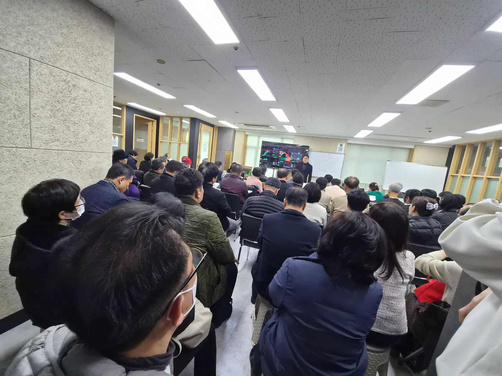 만석을 이룬 퓨처코어 오프라인 강의 현장